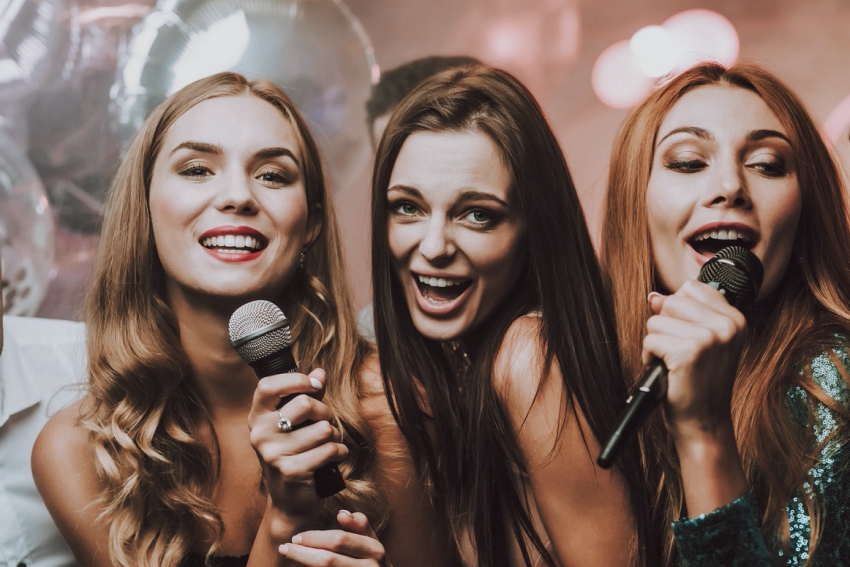 groupe de copines qui chante lors dun karaoke