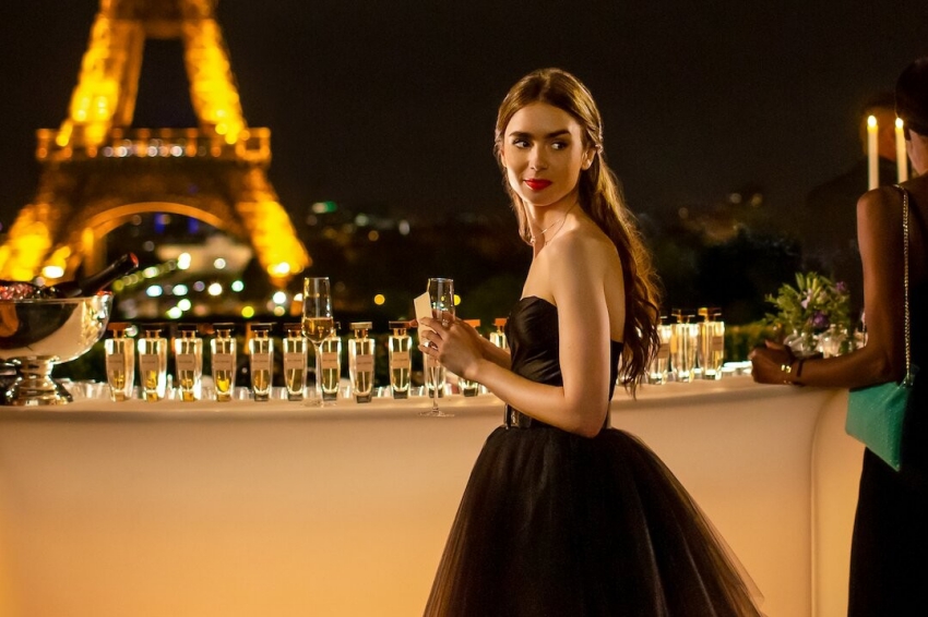 une fille qui est dans un soiree classe a paris