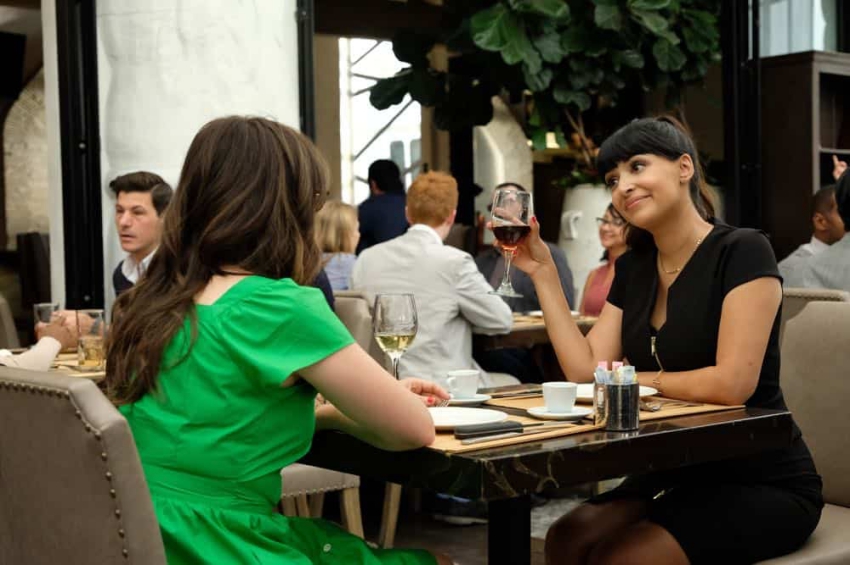 cece et jess dans un restaurant new girl