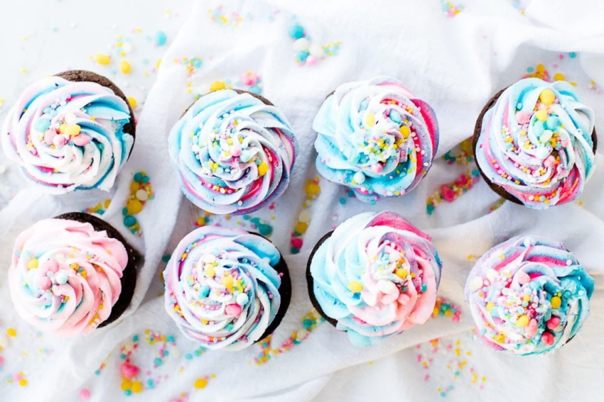 cupcakes bleu et rose decores