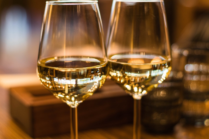 deux verres de vin blanc