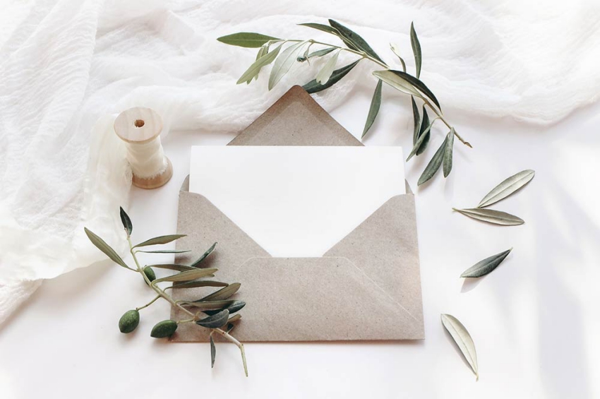 enveloppe avec deco feuilles et bobine de fil