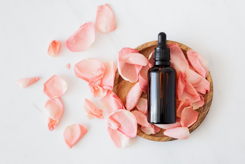 flacon huile essentielle petales de roses