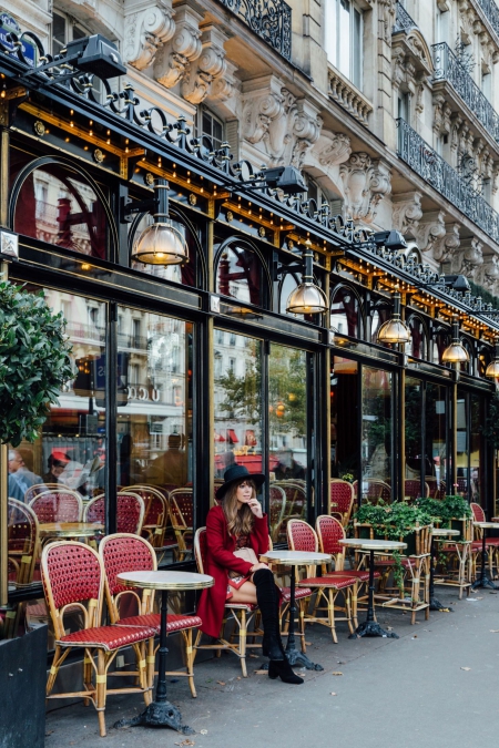 restaurant a paris terrasse exterieure avec femme en rouge assise