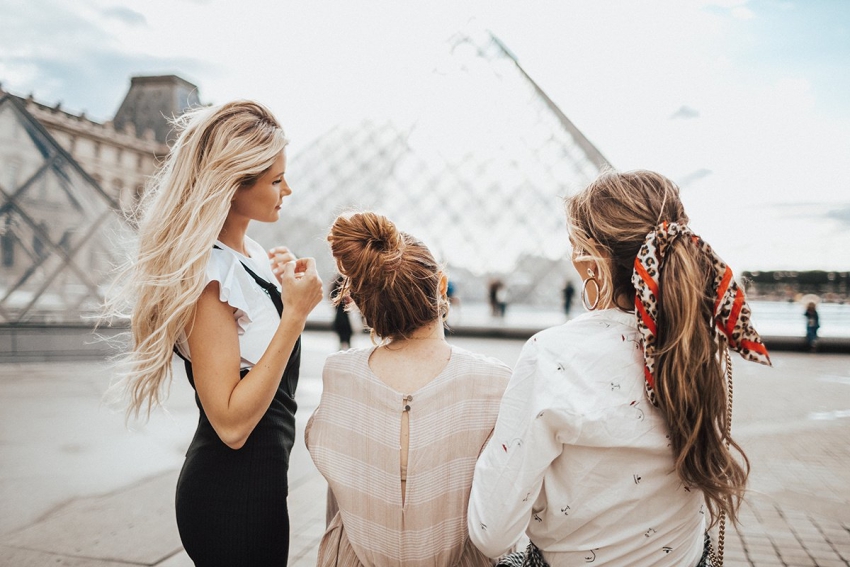 trois copines au musee du louvre