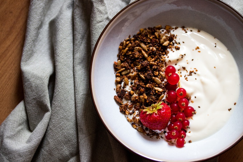 assiette de granola avec fruits rouges