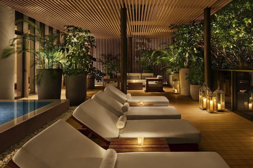 transats blanc devant piscine sur une terrasse de nuit shooting photo evjf dans un spa a paris