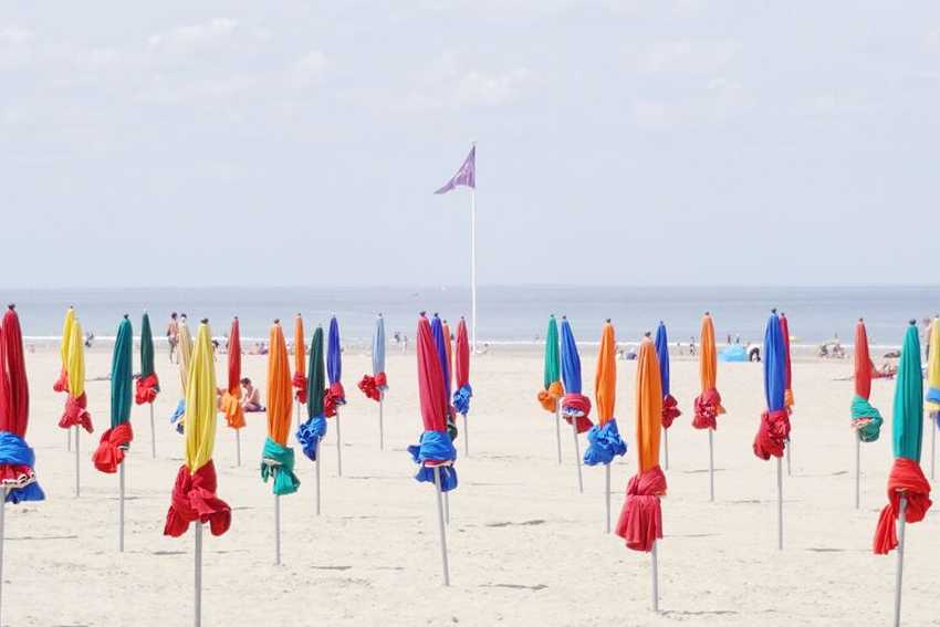 parasols sur la plage de deauville