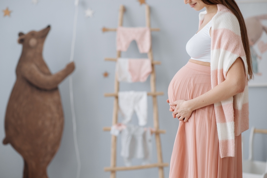 un evjf avec une femme enceinte