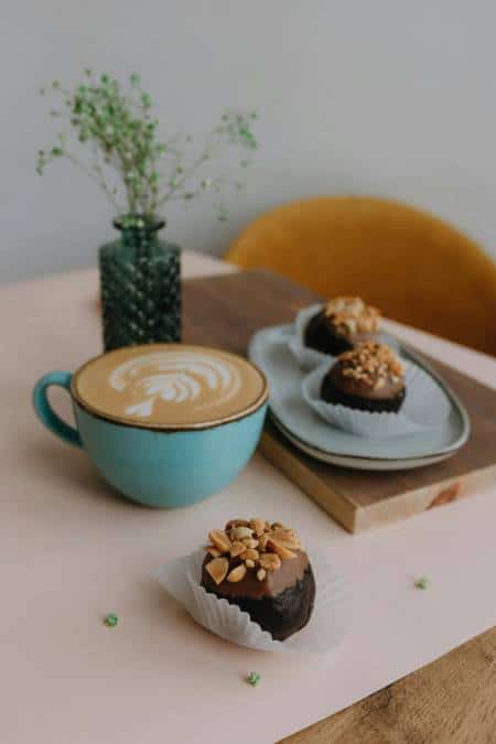 faire une pause gourmande a paris pendant un evjf sous la pluie